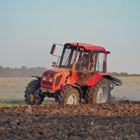 tractor rojo en un campo