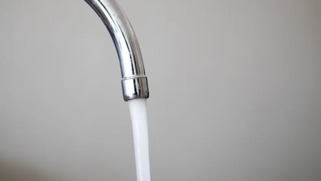 agua que fluye de un grifo