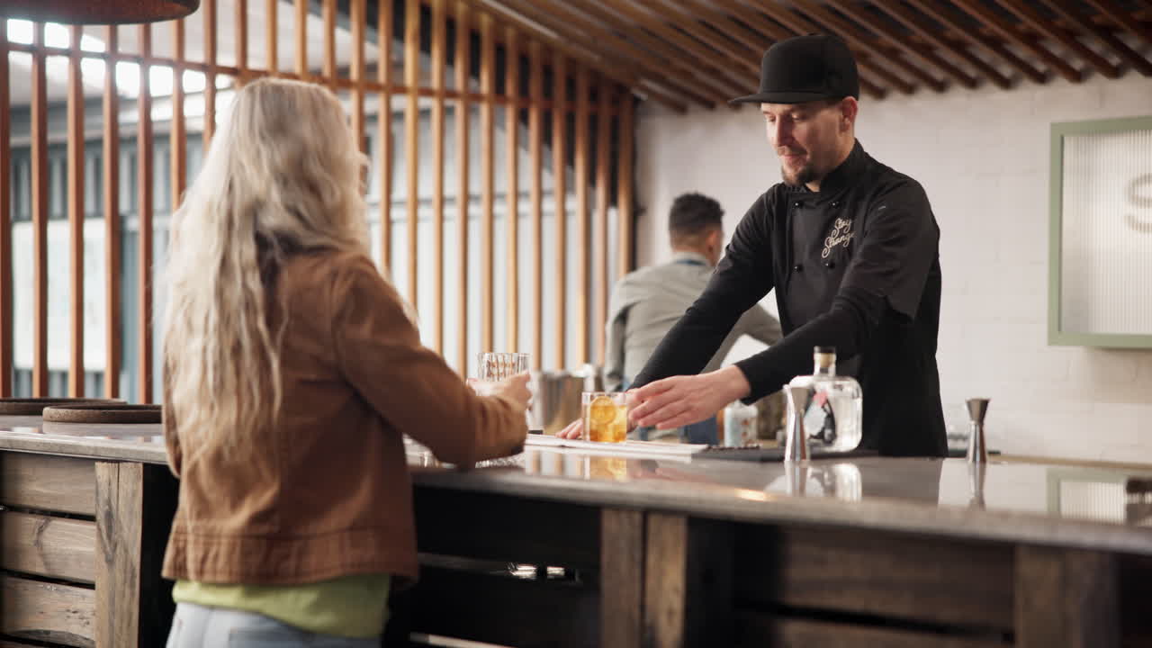 cliente interactuando con el camarero en un bar