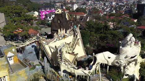 Touristen-Erkunden-Das-Verrückte-Haus-Von-Dalat-Vietnam