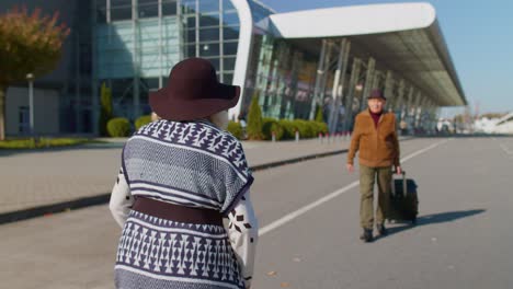 Ancianos,-Marido-Y-Mujer,-Jubilados,-Turistas,-Reunión,-Reunión,-En,-Terminal-Del-Aeropuerto,-Después-De-Viajar