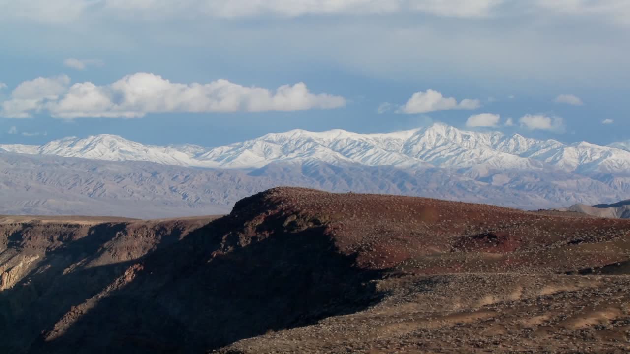 lapso de tiempo de las nubes moviéndose sobre las montañas del valle de la muerte