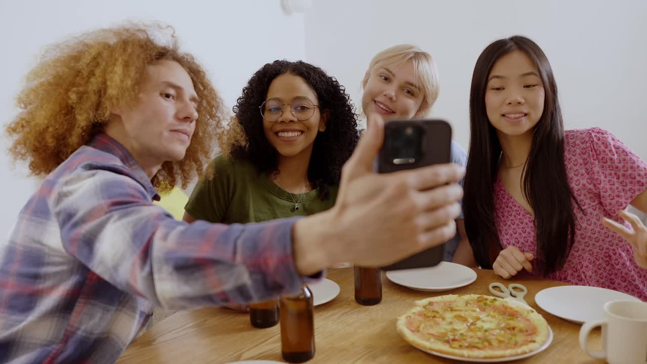 Amici che fanno un selfie con pizza e birra
