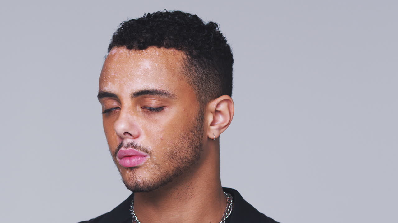 머리와 어깨는 슬로우 모션으로 심각한 표정으로 카메라를 바라보는 여성의 스튜디오  ⁇