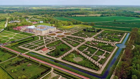 cautivador diseño y distribución de jardines en el palacio rundāle, letonia