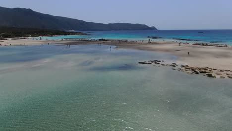 希腊克里特岛埃拉福尼西海滩的海<unk>与海岸上的游泳者,空中娃娃拍摄