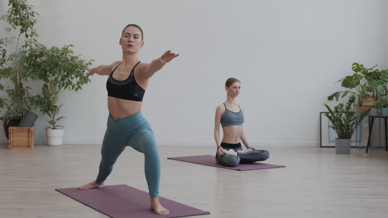dos mujeres activas en entrenamiento de yoga