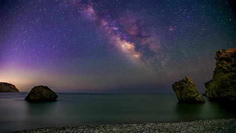 Time-Lapse-Of-Star-Trails-With-Rocks-And-Tranquil-Lake