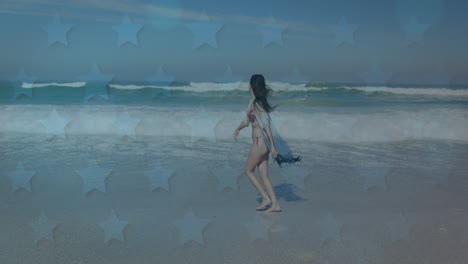 animación de la bandera estadounidense ondeando sobre la mujer corriendo en la playa por la costa en vacaciones de verano