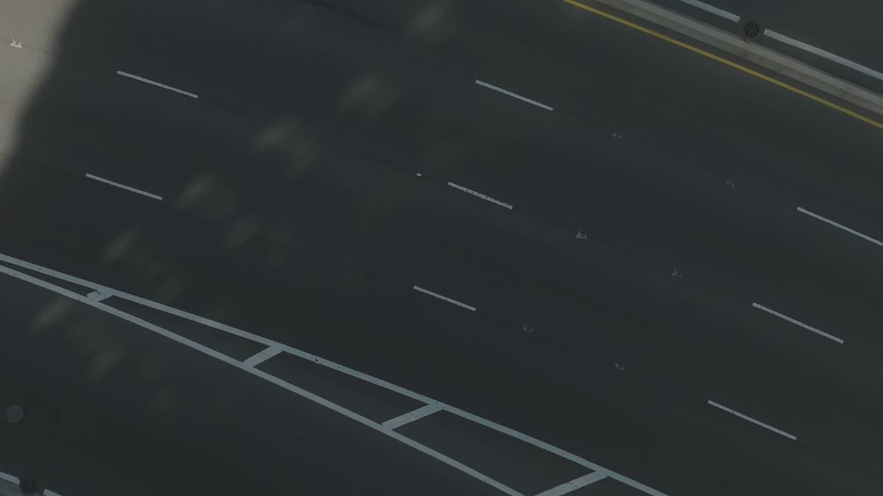 Sky view of a quiet highway in Chicago during daylight hours