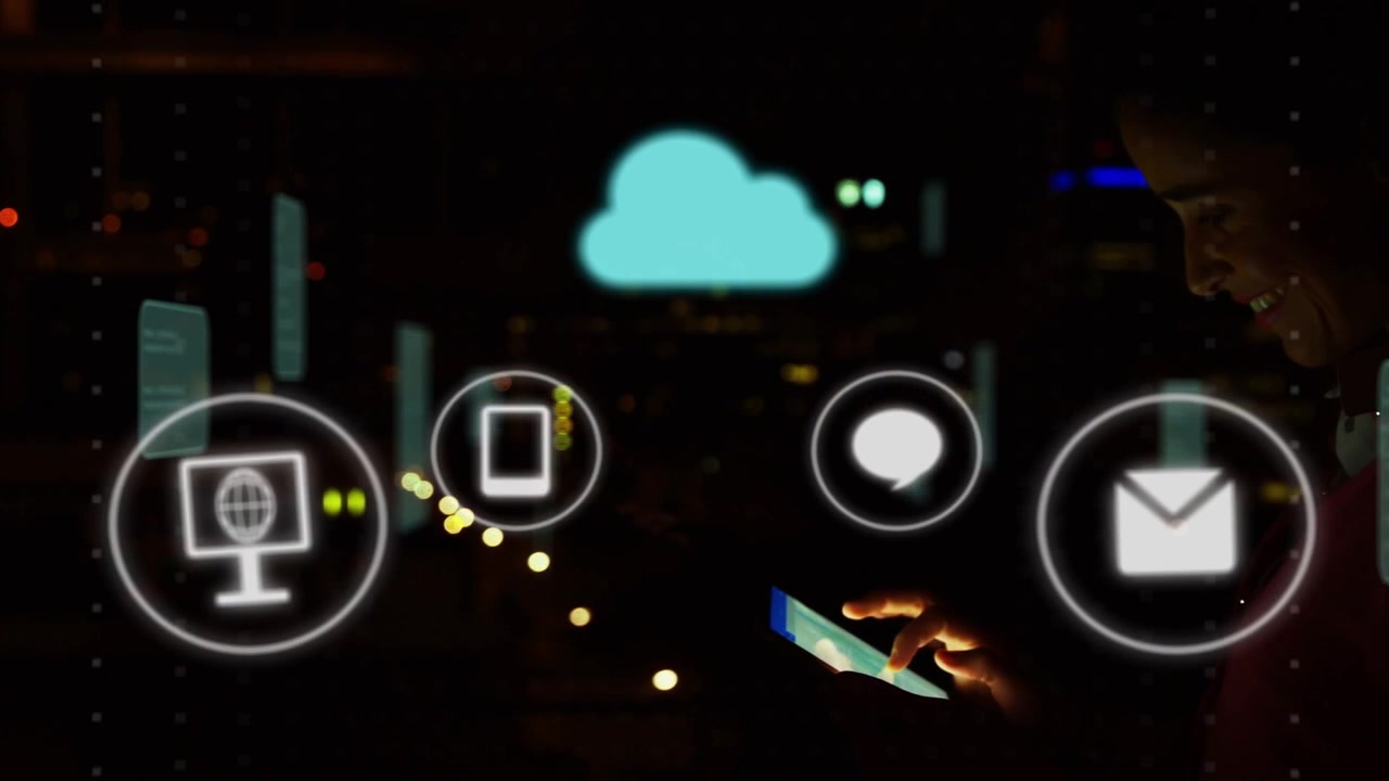 Donna che tocca un tablet in un ufficio di notte, attivando la sincronizzazione cloud mentre icone animate si collegano.