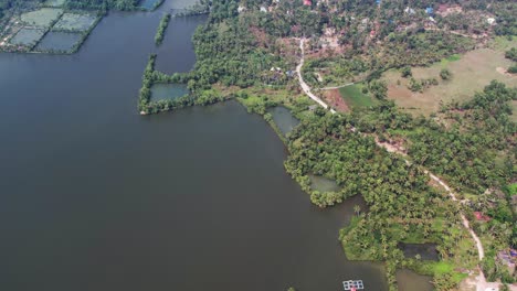 Hermosa-Vista-Aérea-Del-Lago-Y-El-Bosque