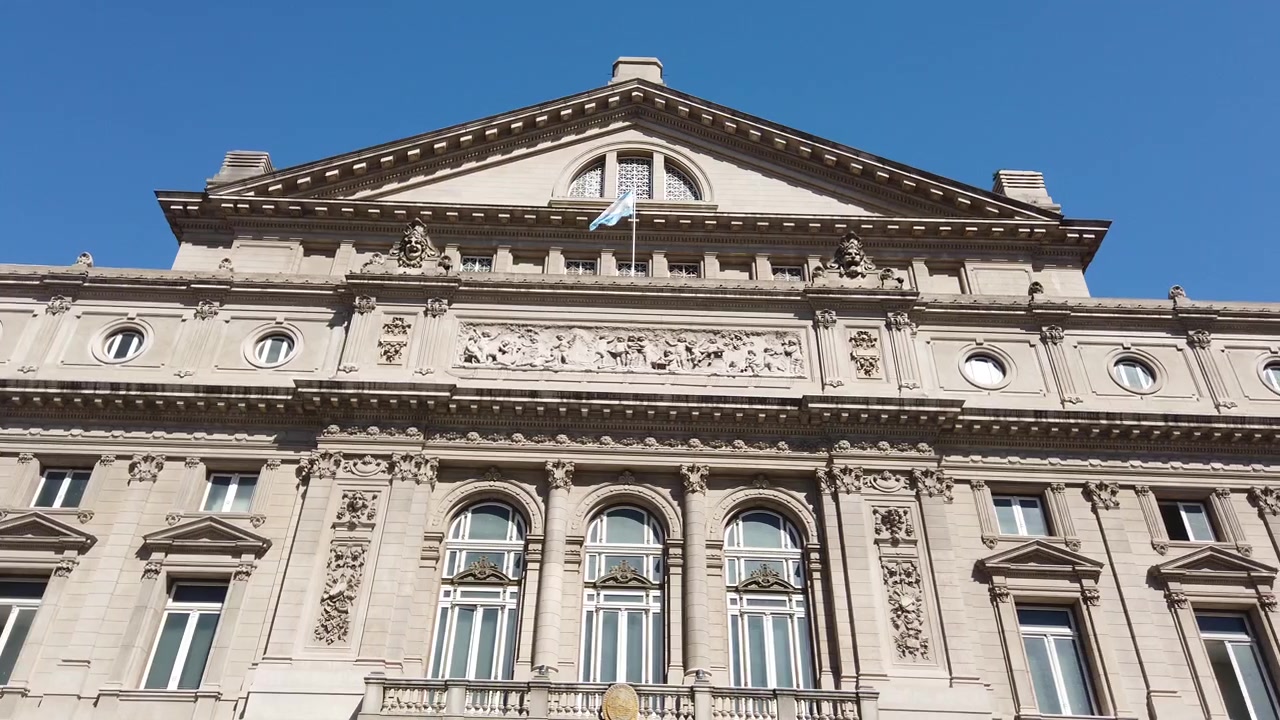 Panoramica dal basso dell'ingresso principale e della facciata neoclassica del Teatro Colón, Argentina, città di Buenos Aires.