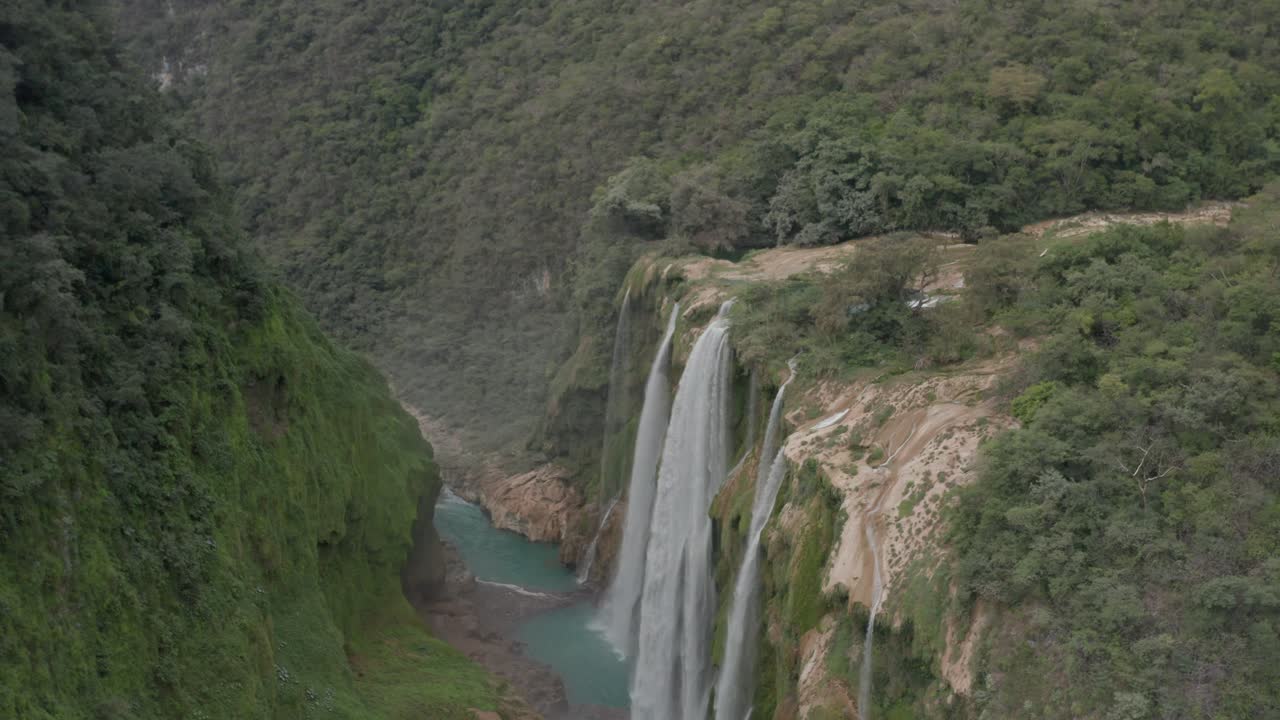 Ripresa aerea con carrello in avanti e inclinazione verso il basso sulla Cascata di Tamul