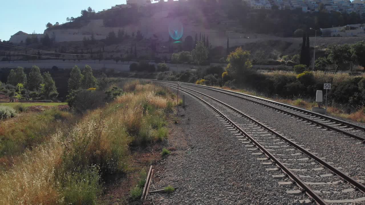 las vías del tren a través de un paisaje pintoresco