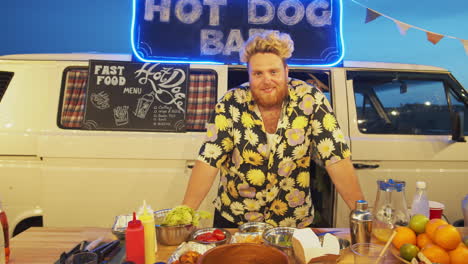 retrato de un alegre vendedor masculino en un camión de comida