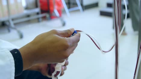 técnico de laboratorio analizando bolsas de sangre 4k