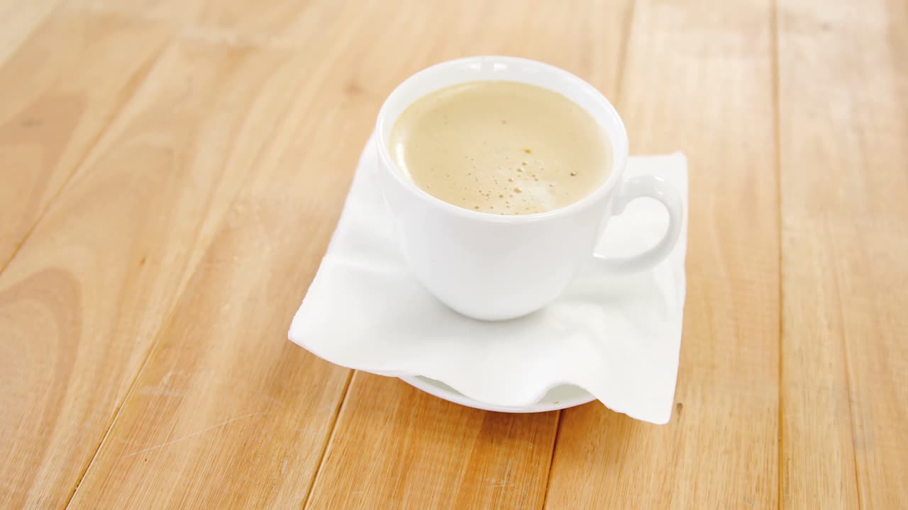 크림 같은 거품이 있는 색 커피 컵의 클로즈업