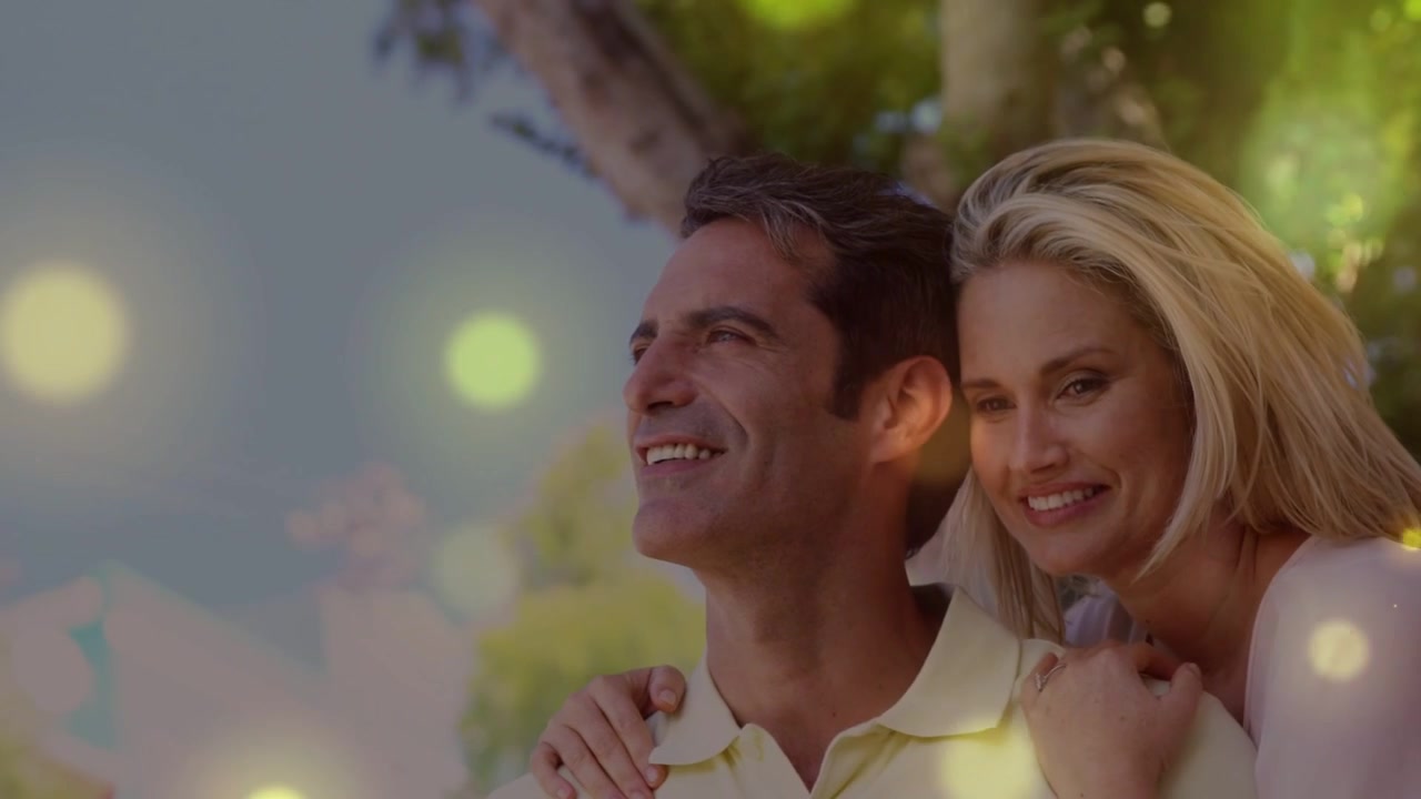 Goldenes Bokeh-Overlay erscheint, Paar lehnt sich im Freien an, zeigt Ring und lächelt für Lifestyle-Werbung