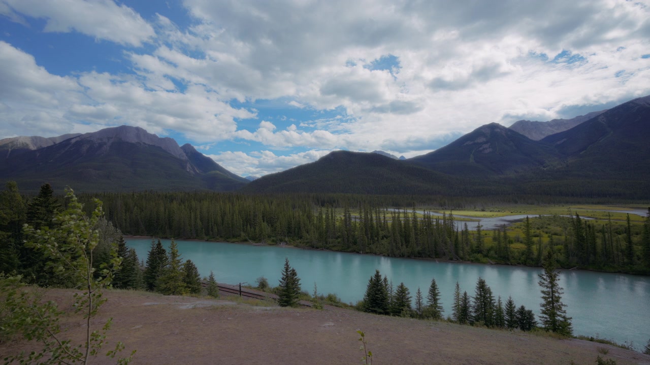 Vista estiva della Valle del fiume Bow nel Parco Nazionale di Banff, Canada