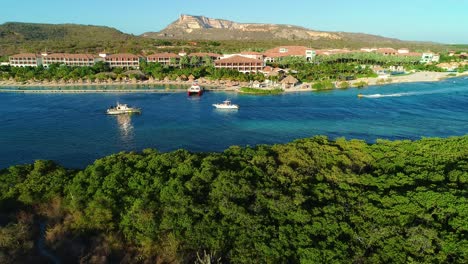 Metallhaifischschiff-Der-Küstenwache-Verlässt-Die-Bucht-Neben-Santa-Barbara,-Sandalen-Resort-Auf-Curaçao