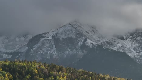 Erstaunliche-Luftaufnahme-Der-Majestätischen-Berge-In-Colorado-Und-Kontrast-Zum-Einheimischen-Wald