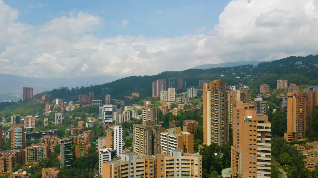Edifícios de apartamentos de luxo revelados em bairro abastado de Medellín