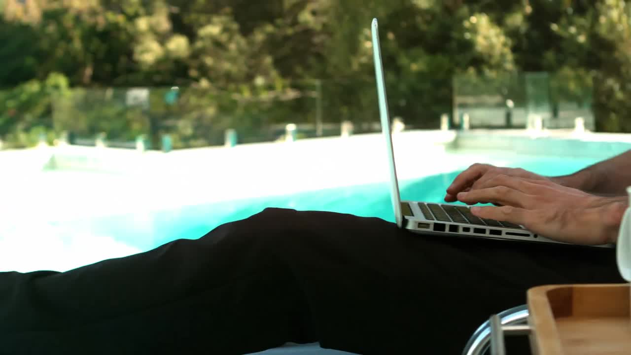 침대 의자 에 노트북 을 사용하는 사업가