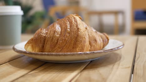 croissant en un plato en un café