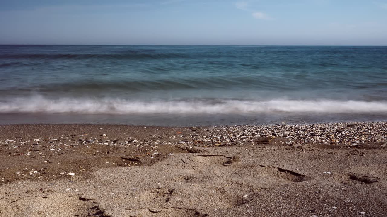 빈 조약돌 해변에서 해변 파도 시간 경과