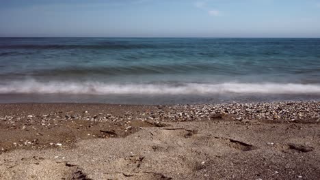 lapso de tiempo de las olas de playa en una playa de guijarros vacía