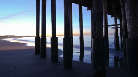 Lapso-De-Tiempo-De-La-Ola-Rompiendo-Bajo-El-Muelle-De-San-Buenaventura-Al-Amanecer-En-Ventura-California