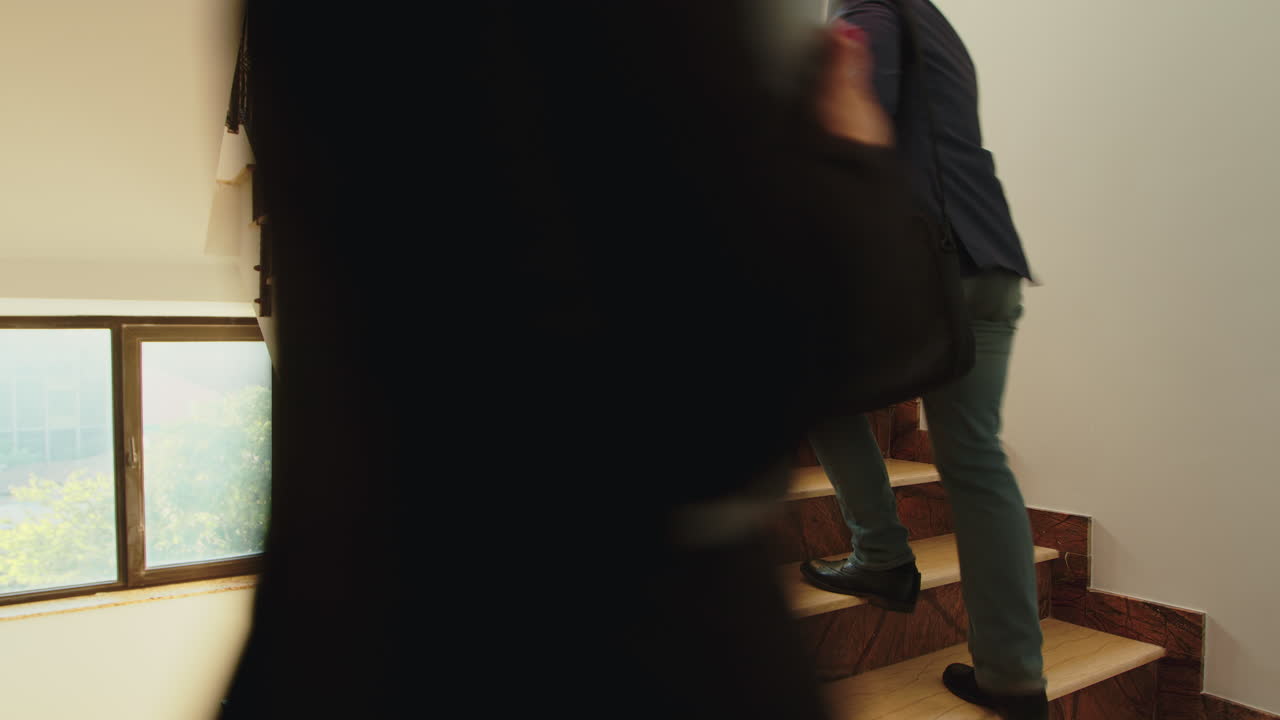 계단 을 고 있는 사업가 들 의 그룹