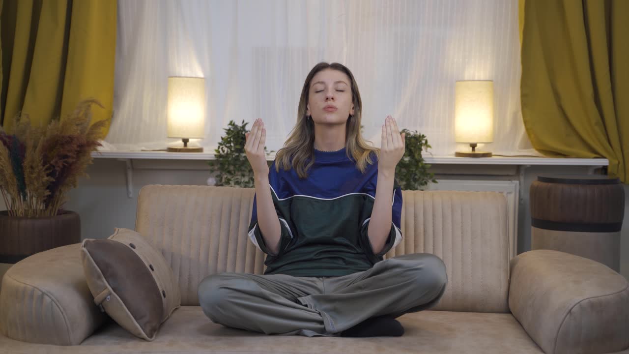 una joven musulmana orando.