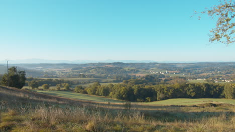 Vista-De-Pastos-Verdes-Desde-La-Cima-De-La-Colina-Plana-Horizonte-Soleado-Zona-Rural