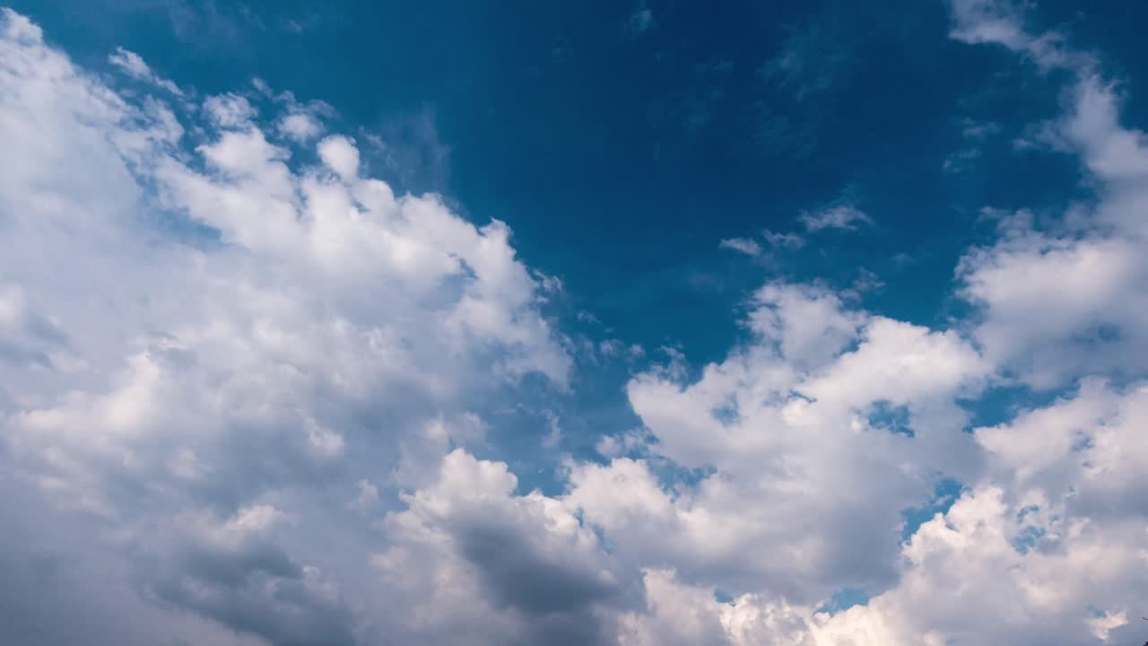 Timelapse di nuvole che si muovono attraverso un cielo blu, scena serena e rilassante.