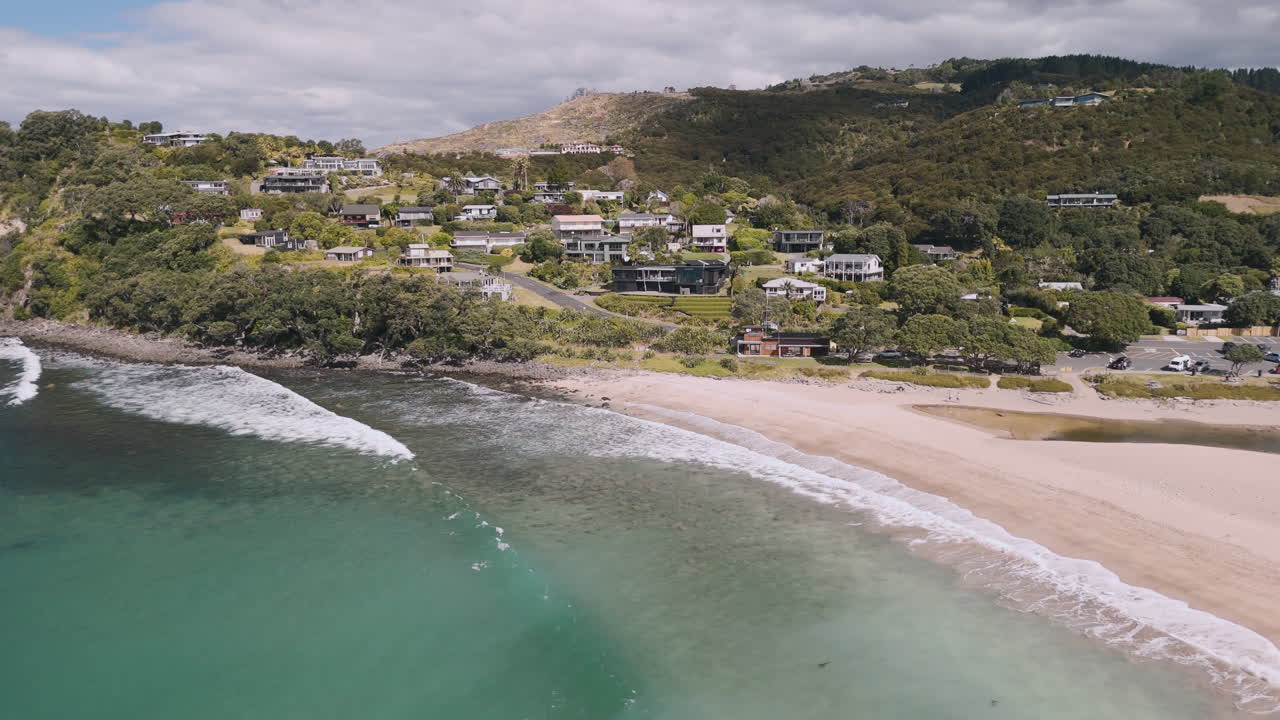 해변 과 집 들 이 있는 해안 도시