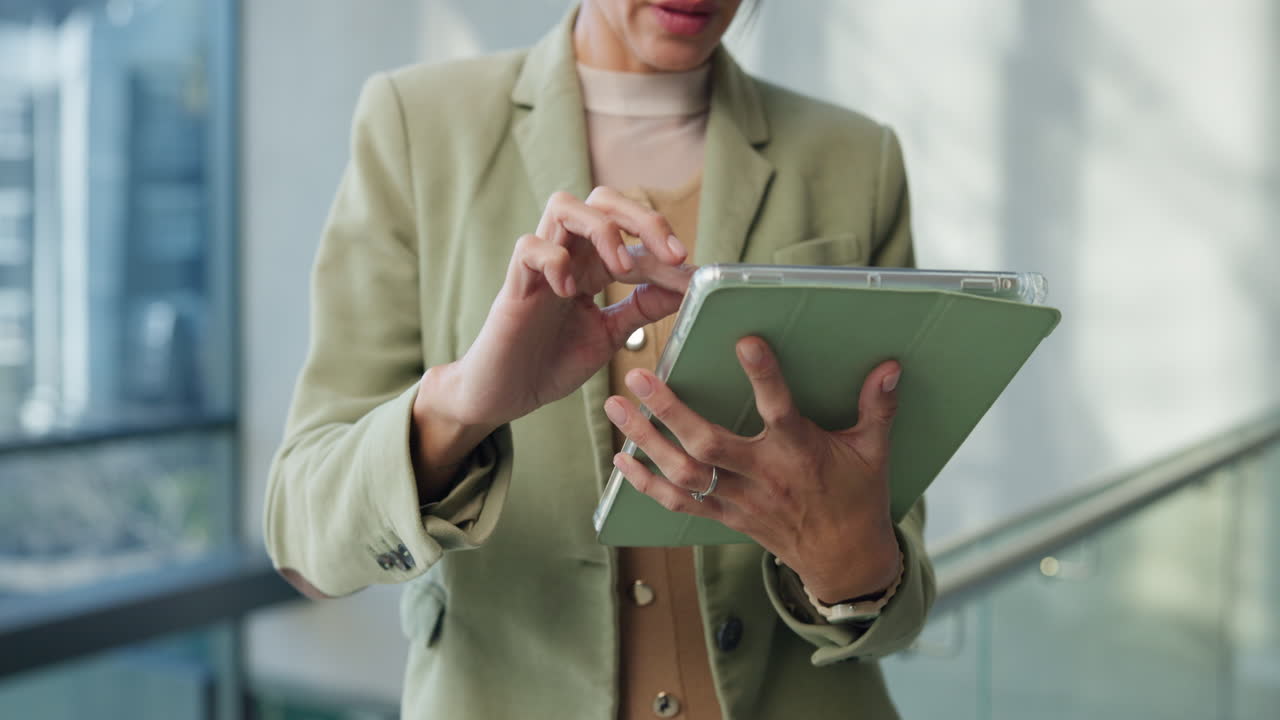 mujer de negocios usando tableta en la oficina