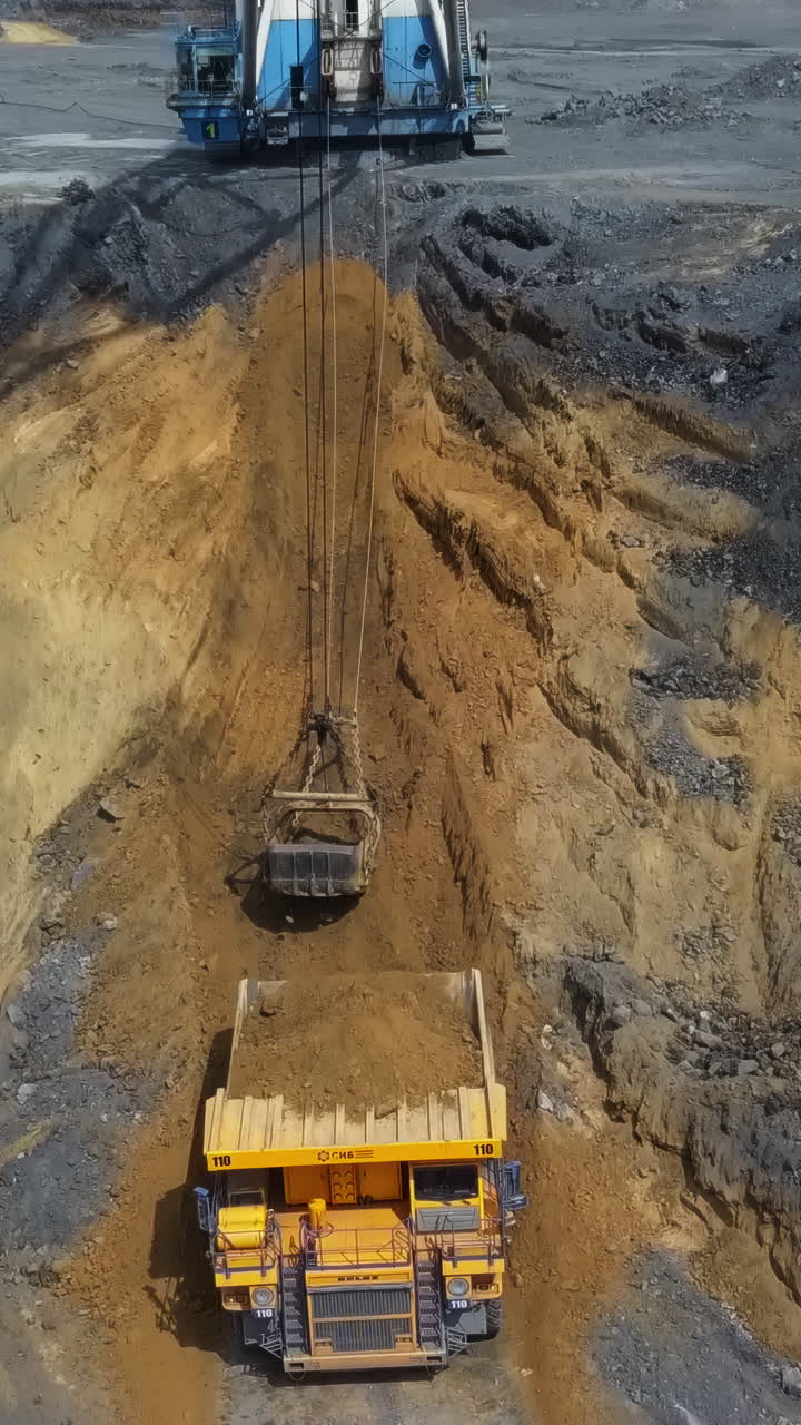 operación de extracción de carbón con camiones de transporte