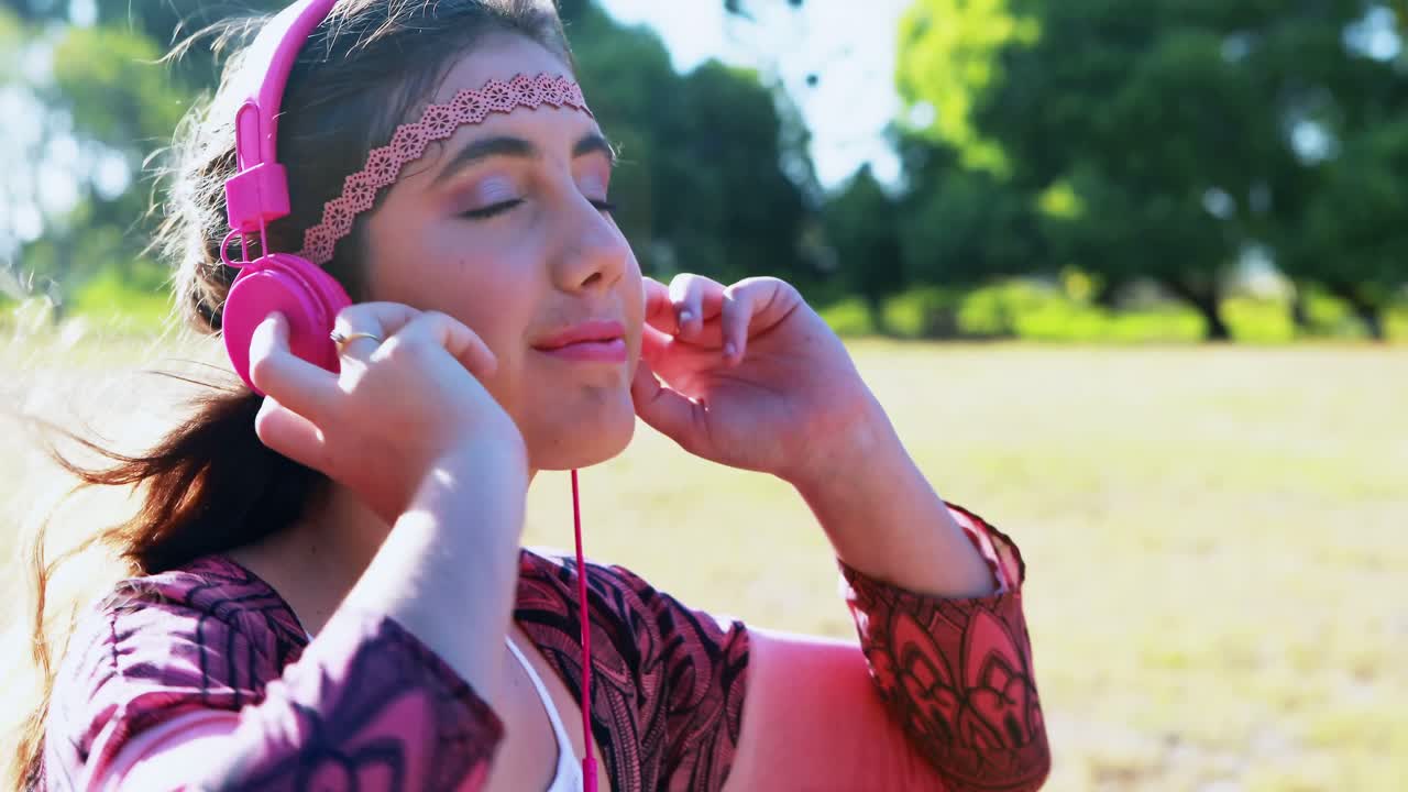Wanita mendengarkan headphone 4k