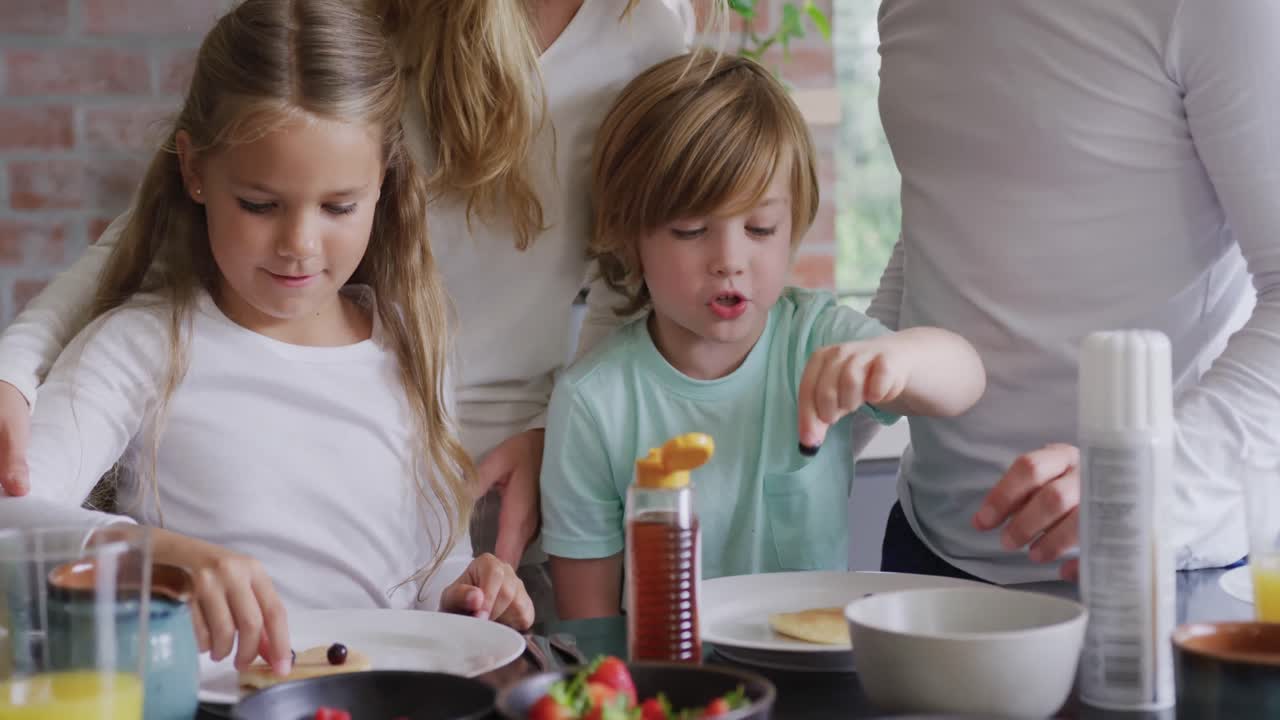 familia adornando la comida en la mesa del comedor en un hogar cómodo 4k