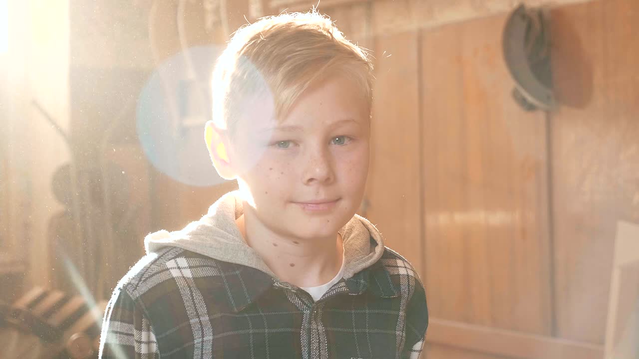 목공 작업장에서 아이의 초상화입니다.