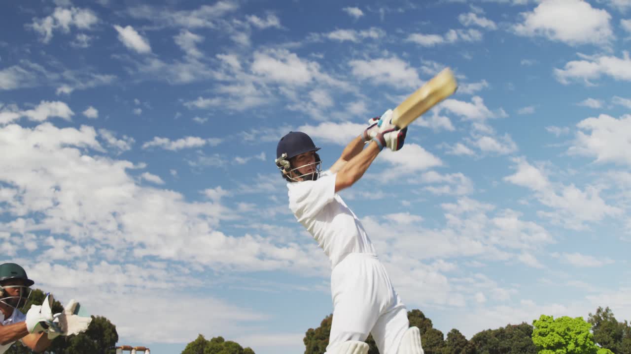 크리켓 선수 가 피치 에 있는 공 을  ⁇ 고 있다