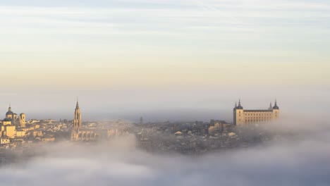 Wolken-In-Der-Nähe-Von-Alcazar-Der-Festung-Toledo