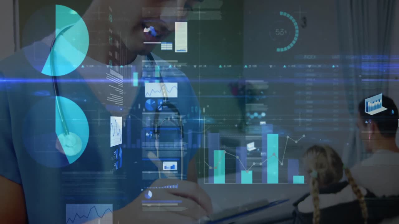 video compuesto digital de la interfaz digital con procesamiento de datos contra un profesional médico masculino