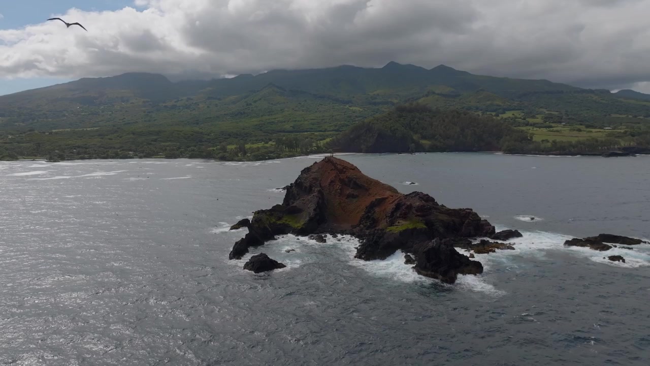 Luftaufnahme von Küstenstraße und Küste, Road to Hana, Insel Maui, Hawaii.