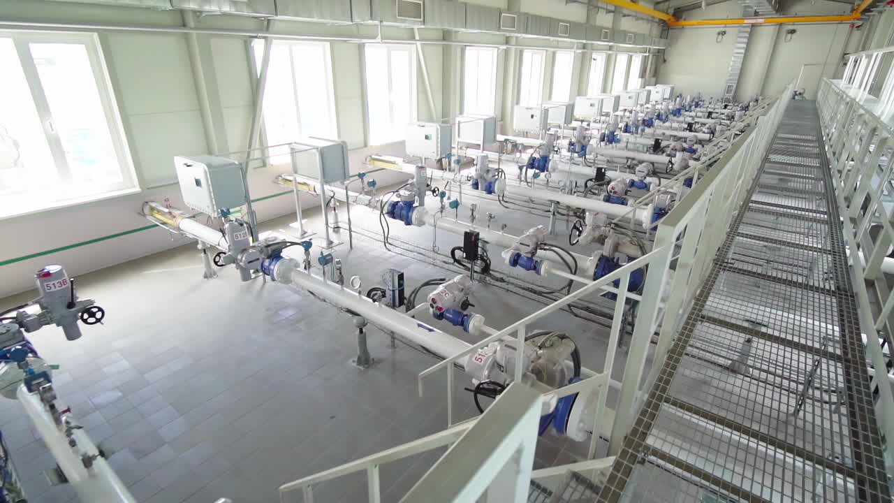 pov disparó caminando dentro de una estación de bombeo de gas natural, un día soleado