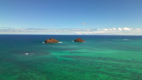 vista aérea del paisaje marino con agua turquesa en la isla de oahu, hawai - toma de avión no tripulado