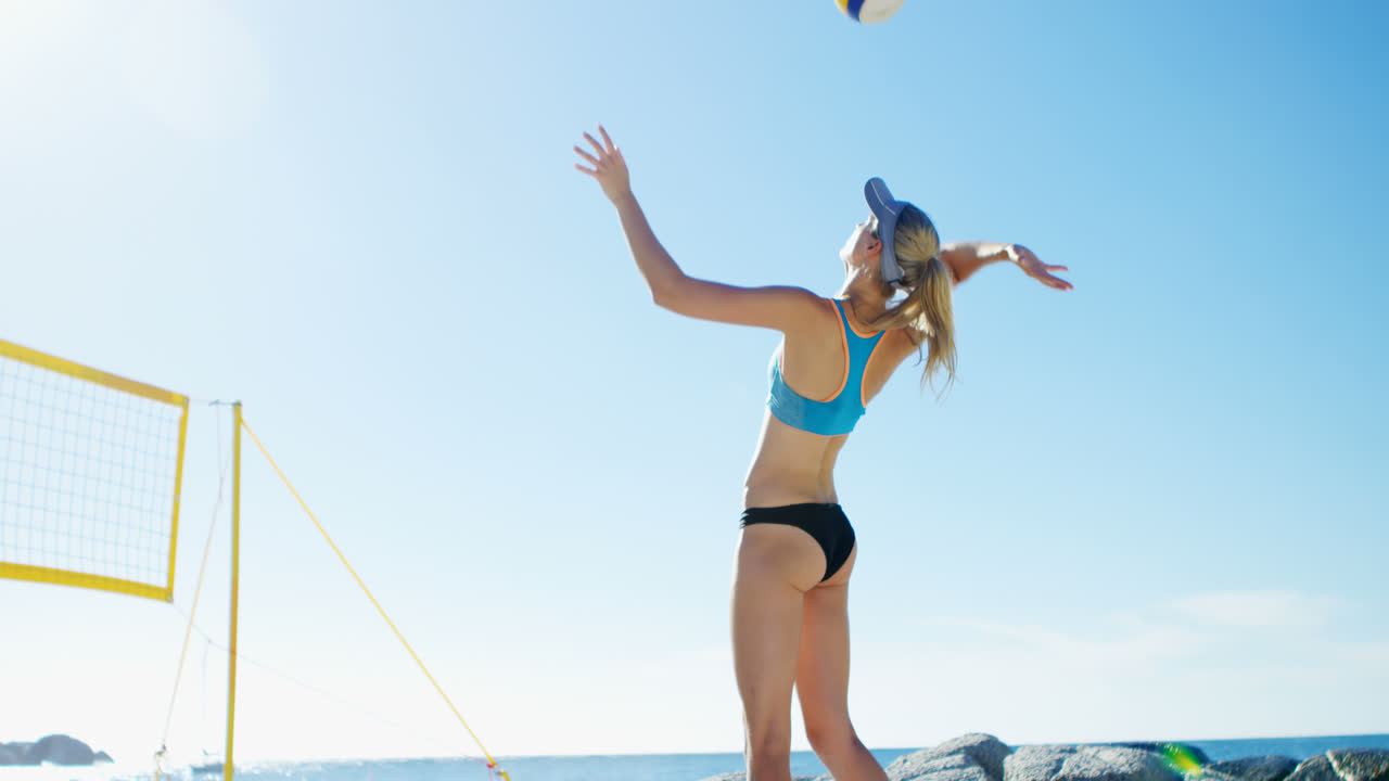 여자 배구 선수가 배구 4k를 치고 있습니다.