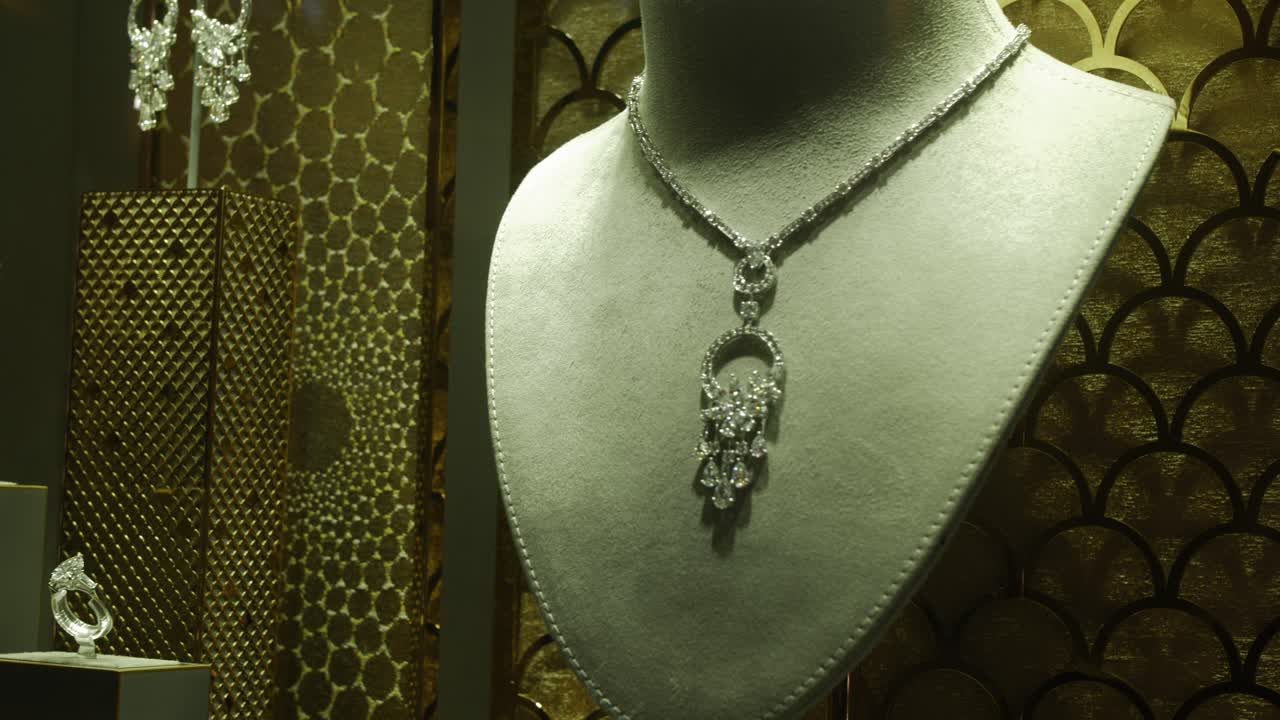 Jewelry store, window, shopping, mall, christmas shopping, fashion, woman, women's fashion, accessories, mother's day, gift, present, expensive